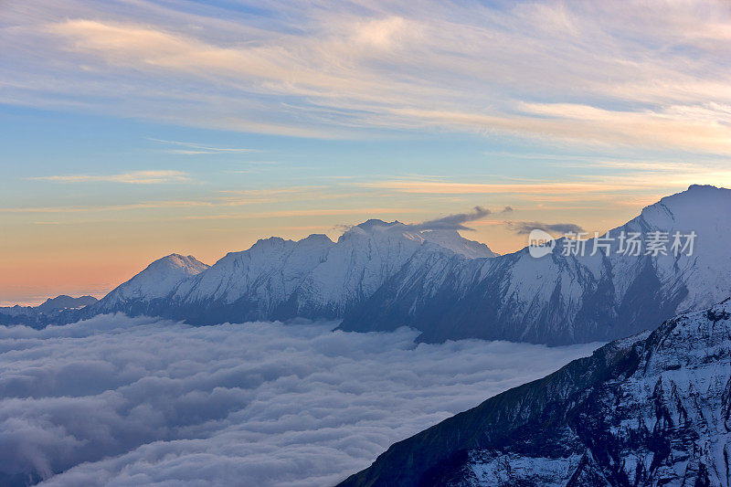 道拉吉里。珠穆朗玛峰和安纳普尔纳环岛。尼泊尔的动机