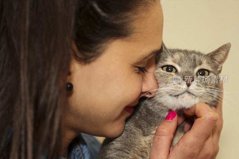 女孩拥抱她的猫