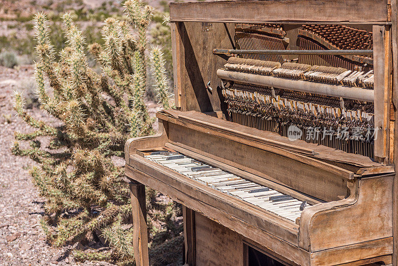 老钢琴，狂野西部，沙漠