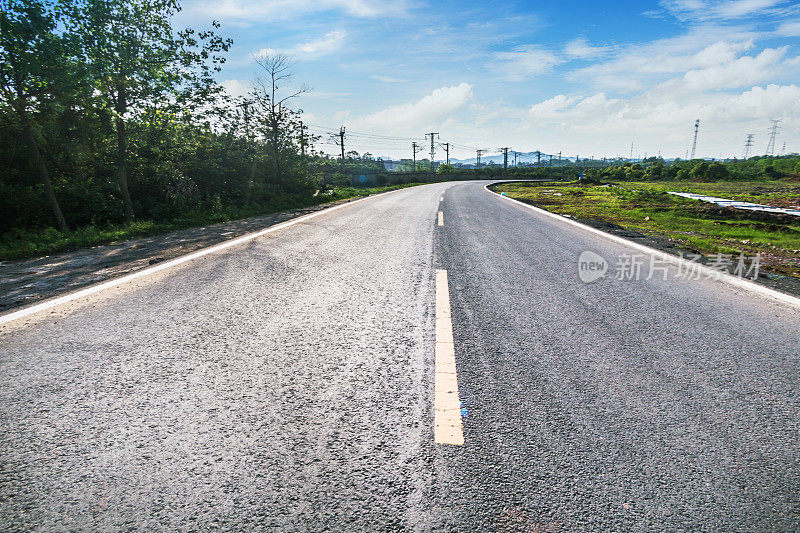 沥青公路旁依次有电塔