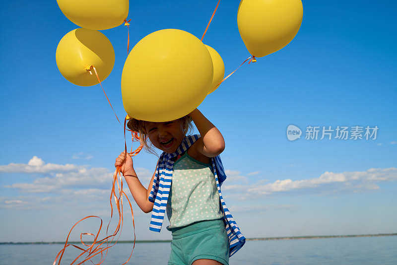 快乐的女孩拿着气球