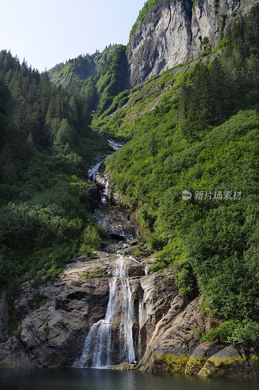 雾峡湾瀑布。