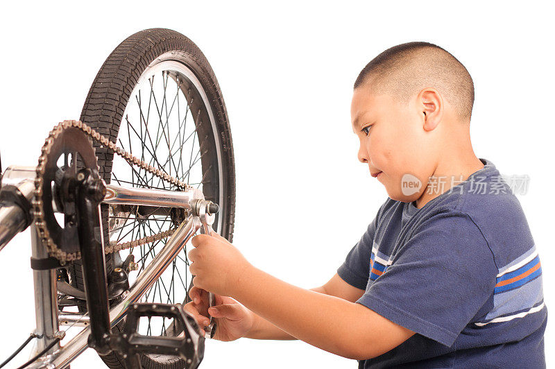 修自行车的孩子