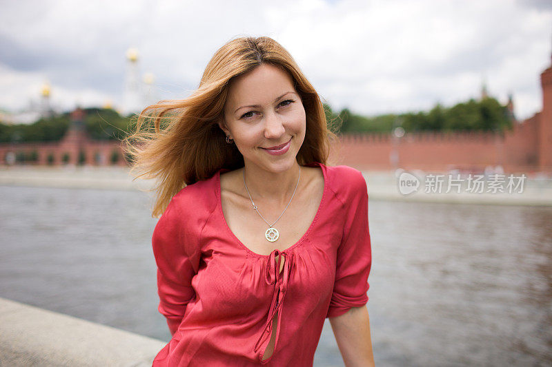 快乐的年轻女子肖像在莫斯科