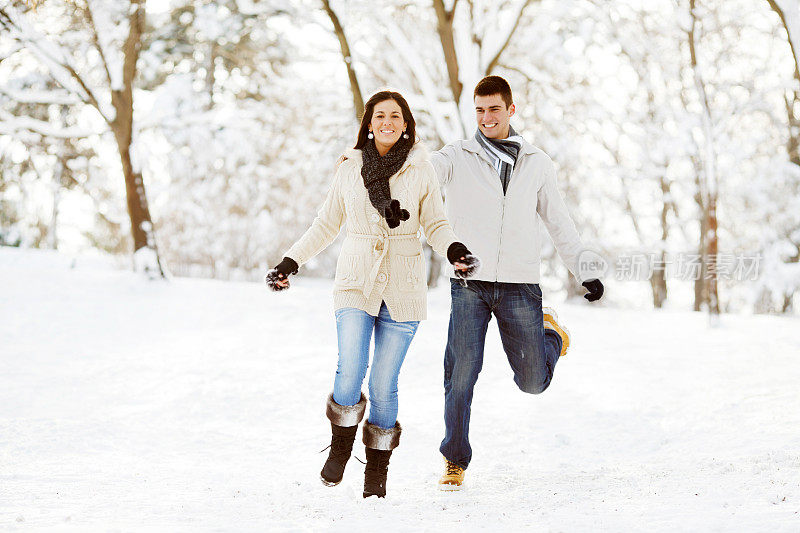 一对年轻夫妇在冬日跑步。