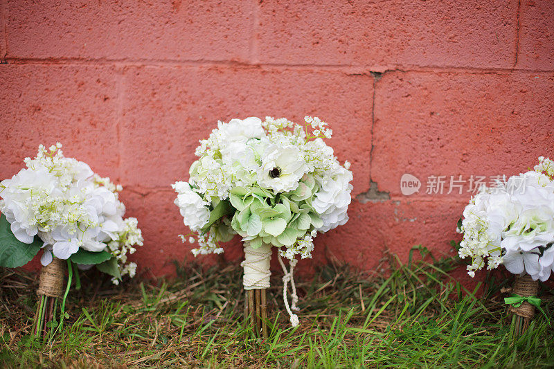 婚礼花束靠墙