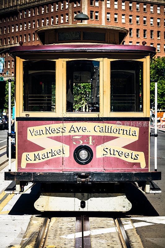 旧金山街道上的旧缆车