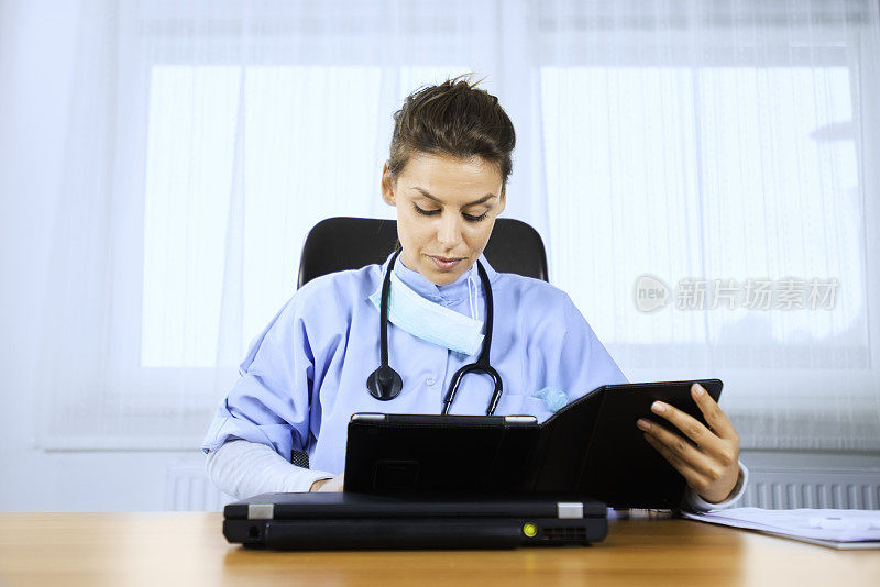 女性医生使用数字平板电脑