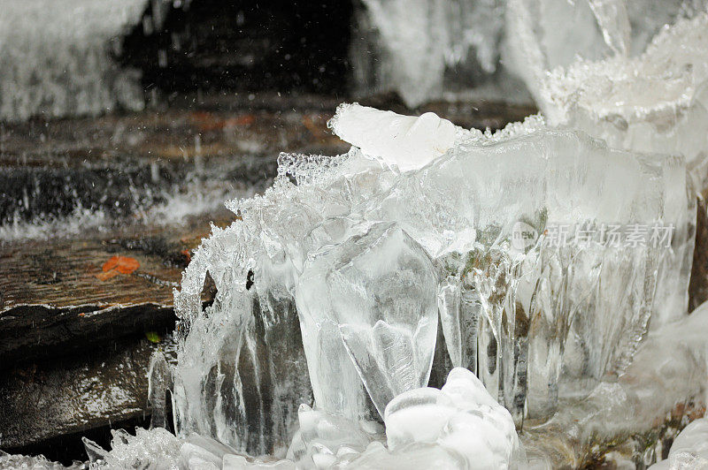 瀑布底部的冰形成