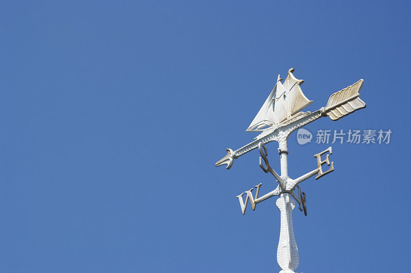 帆船风向标对抗晴朗的天空与复制空间