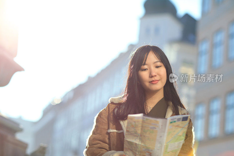 日本女游客探索城市