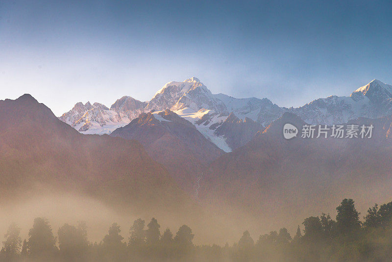 新西兰马锡森湖的库克山