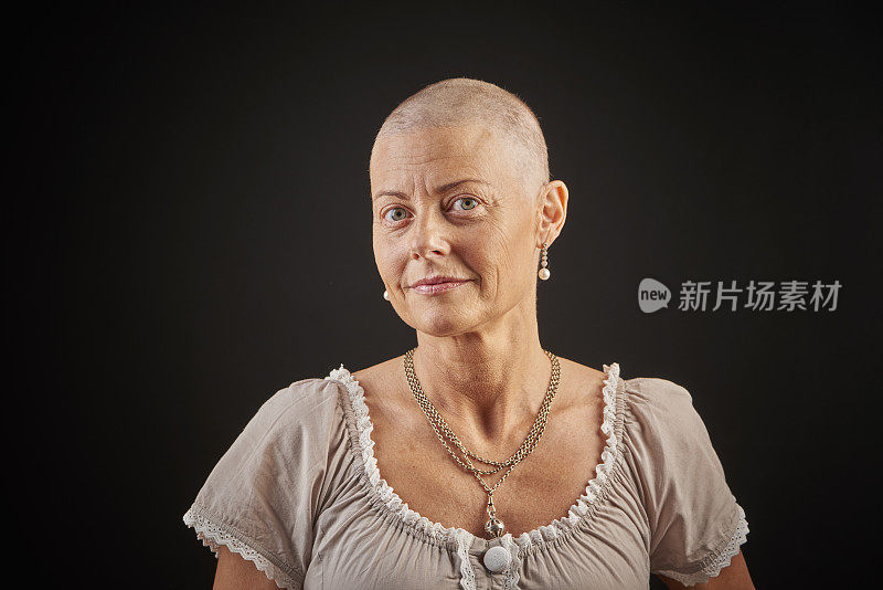 正在接受化疗对抗癌症的秃头女人