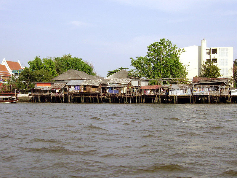 曼谷湄南河上的棚屋