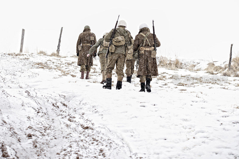 二战士兵在雪地里巡逻