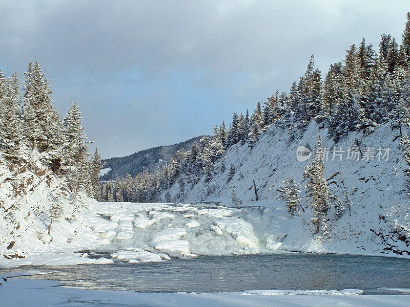 冬季的弓河河岸和瀑布