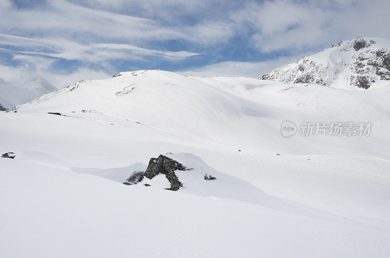 冰雪，岩石和山峰在冬天的约敦海门