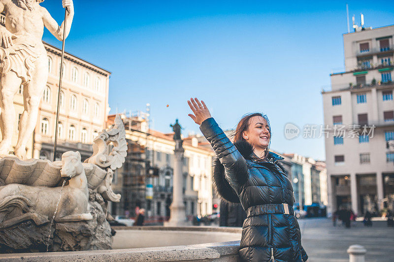 探索城市的年轻夫妇