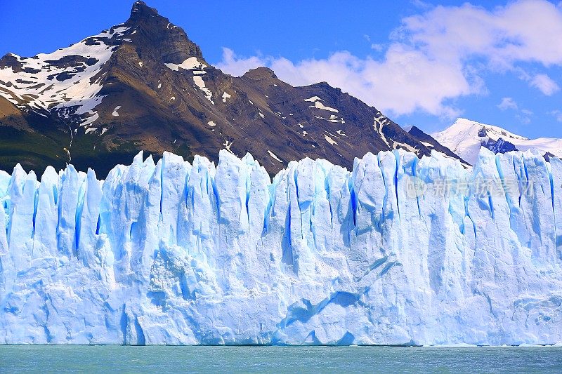 明亮的莫雷诺冰川近视图细节，阿根廷湖，巴塔哥尼亚，卡拉法特
