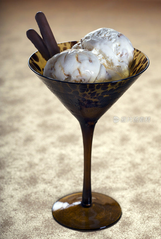 两勺冰淇淋加巧克力马提尼杯