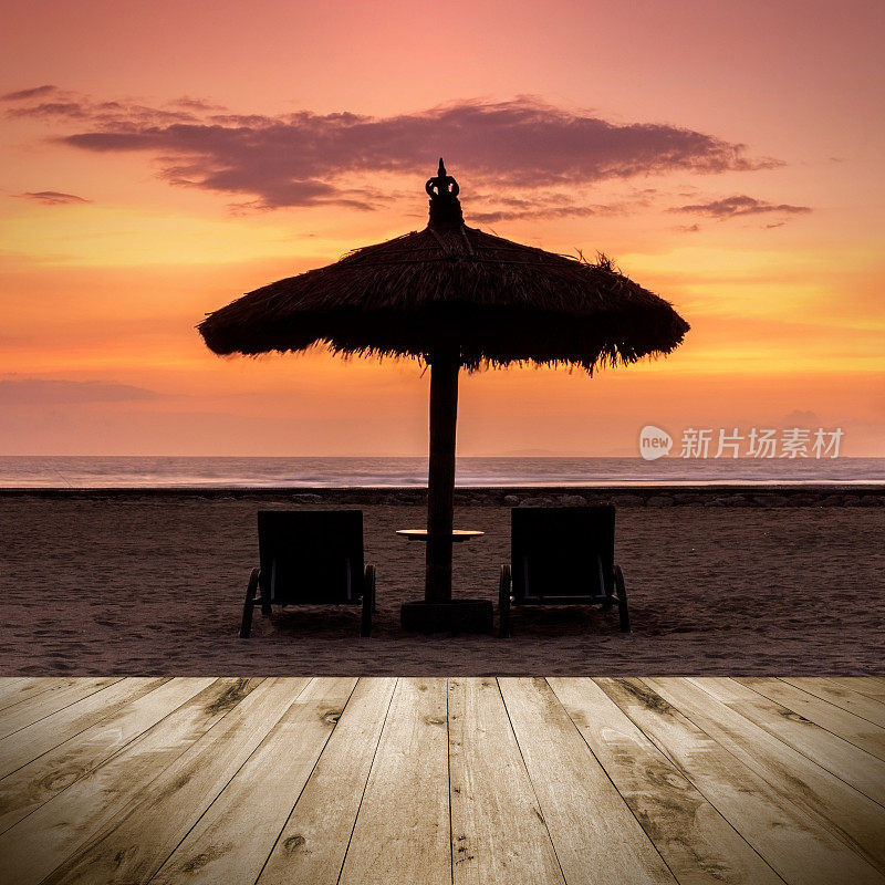 空木平台面对日出与海滩伞