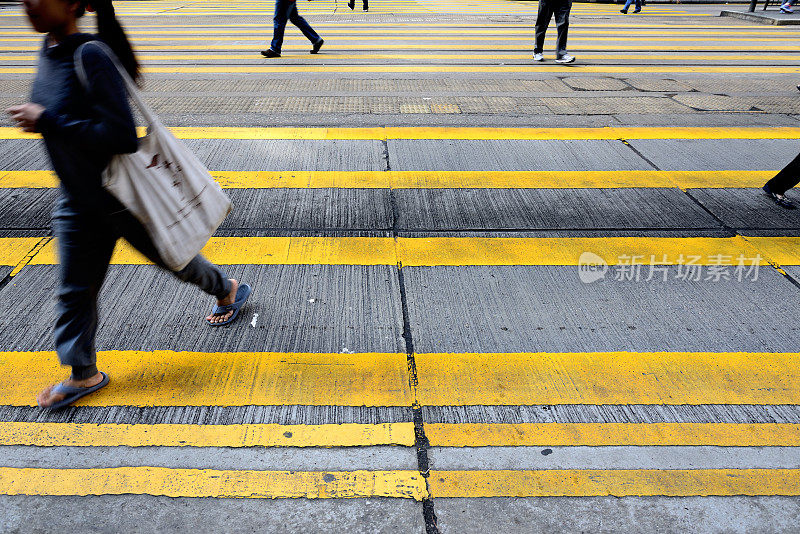 行人在傍晚穿过香港街道