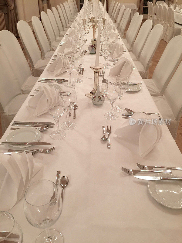 白色的长餐桌为晚餐做好了准备