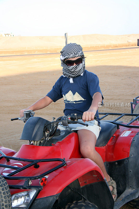 男孩Quadbike