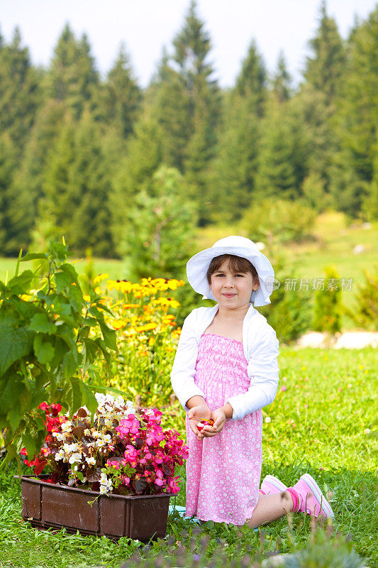 小女孩在花园里