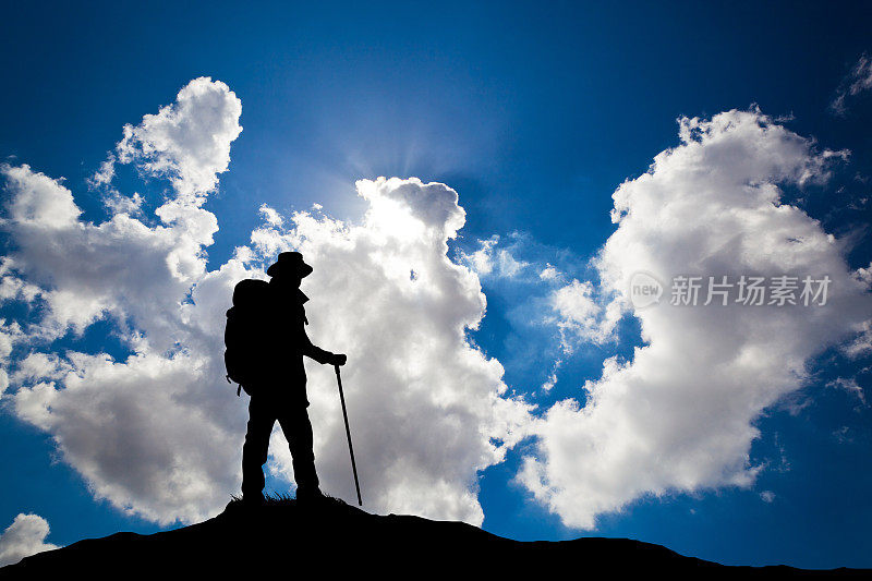 登山男子在山上的剪影