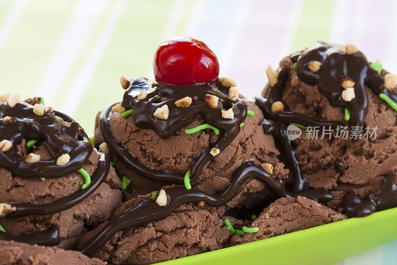 巧克力冰淇淋加坚果和糖屑