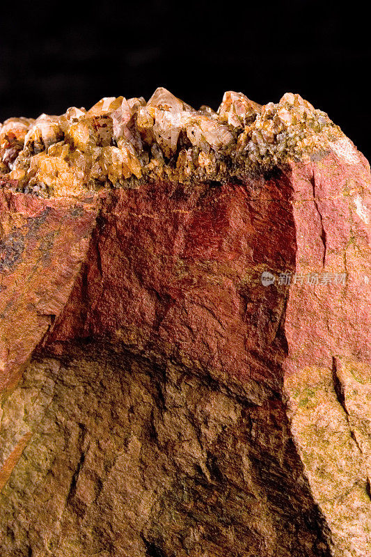 含晶体的红色岩石