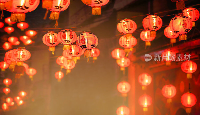 中国小镇的中国新年灯笼。