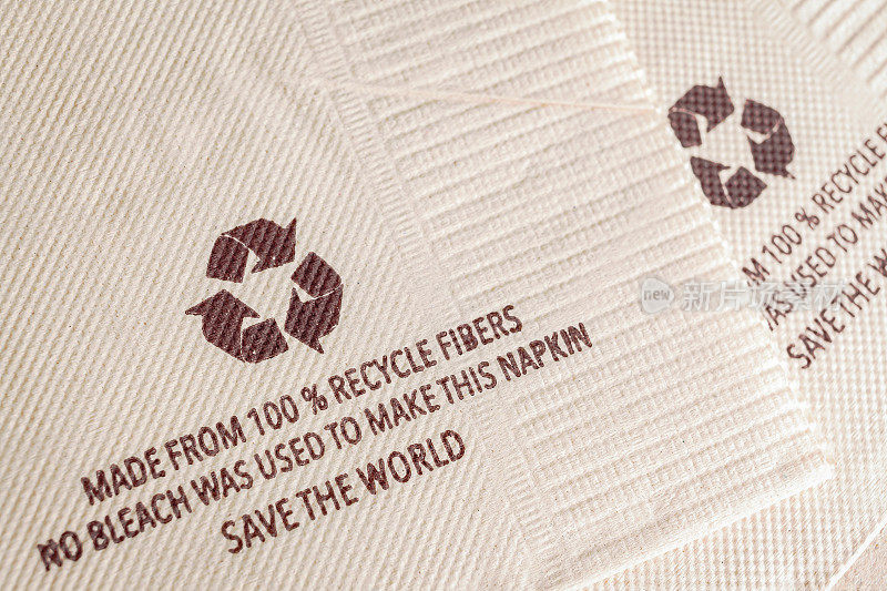 使用100%可回收纤维制成的纸巾上有回收标志