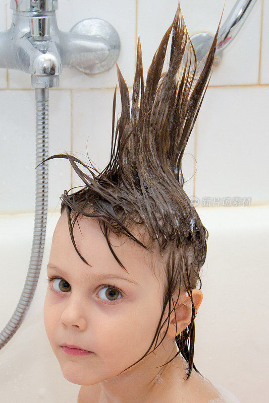 浴缸里留着朋克发型的小女孩