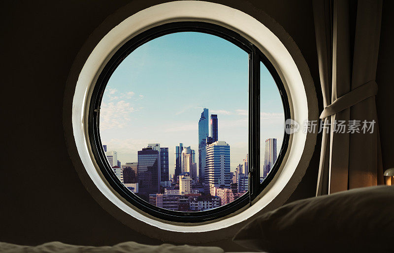 清晨，城市里的现代建筑环绕着窗户
