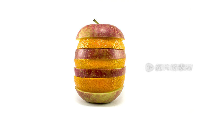 混合成熟的苹果和橙子在白色的背景