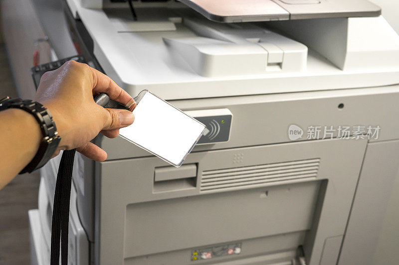 人持卡扫描钥匙卡进入影印机
