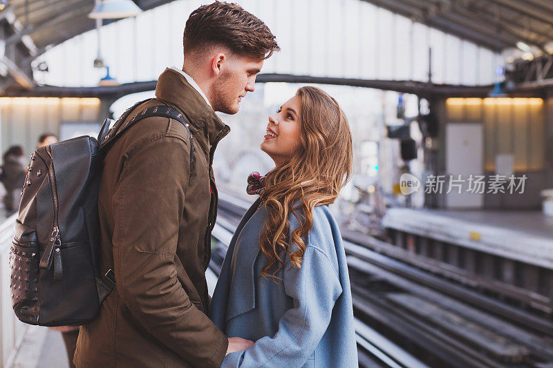 异地恋，情侣在火车站