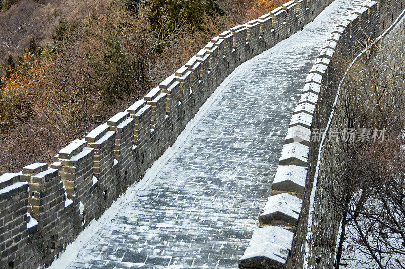 中国的长城覆盖着小雪