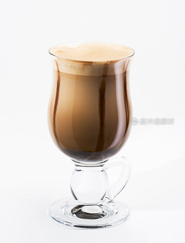 卡布奇诺加巧克力条纹和牛奶泡沫。拿铁咖啡。