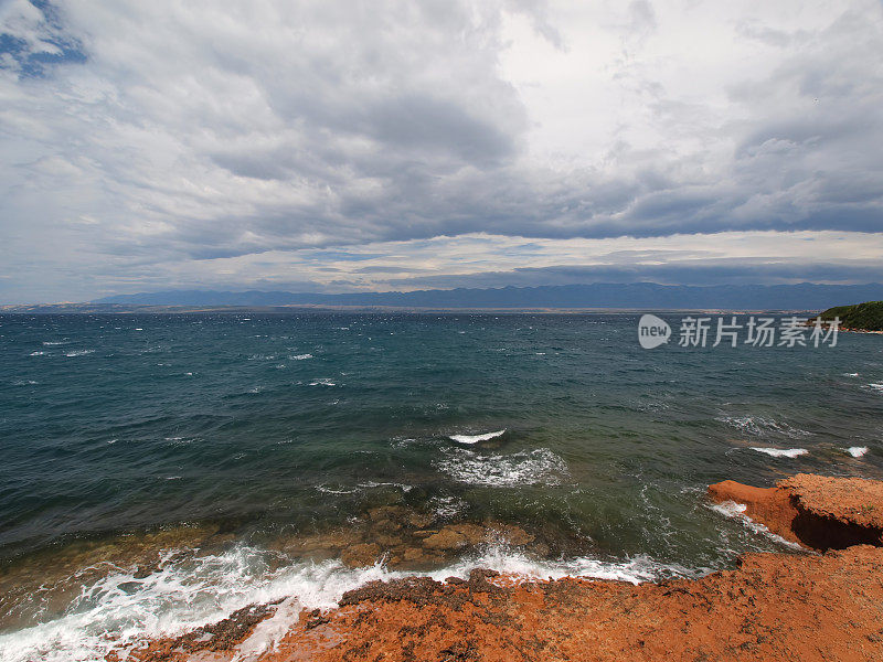 多岩石的海岸线