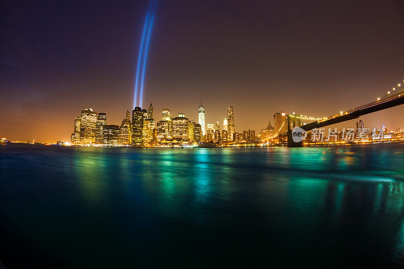 曼哈顿天际线和布鲁克林大桥的9月11日灯光