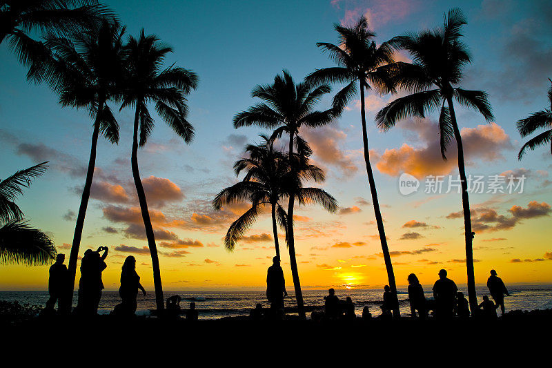 夏威夷岛日落与度假游客，考艾岛，夏威夷，美国