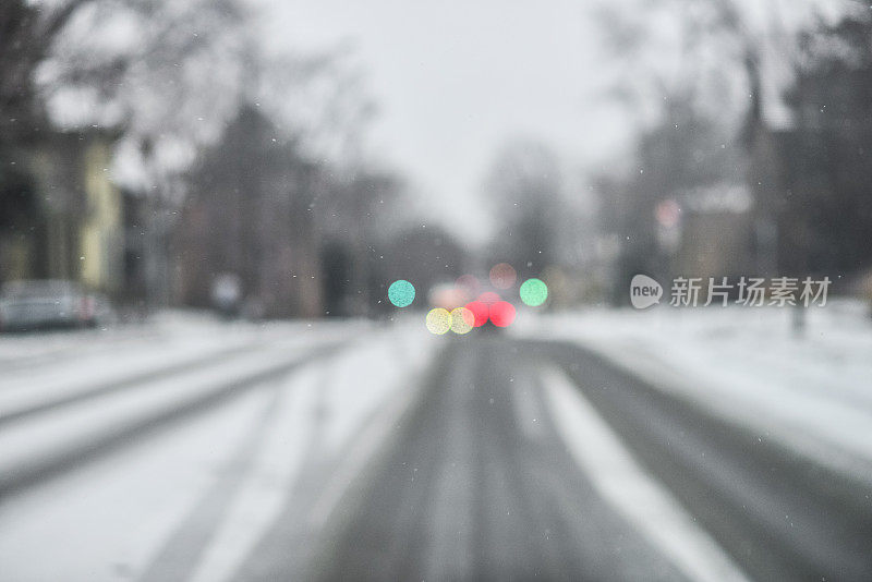 白雪皑皑的冬日道路与散景灯