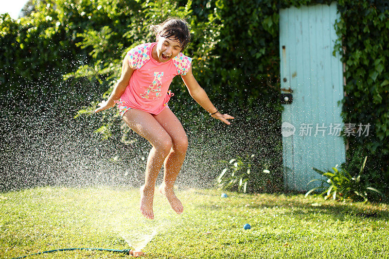 洒水喷头下的夏天