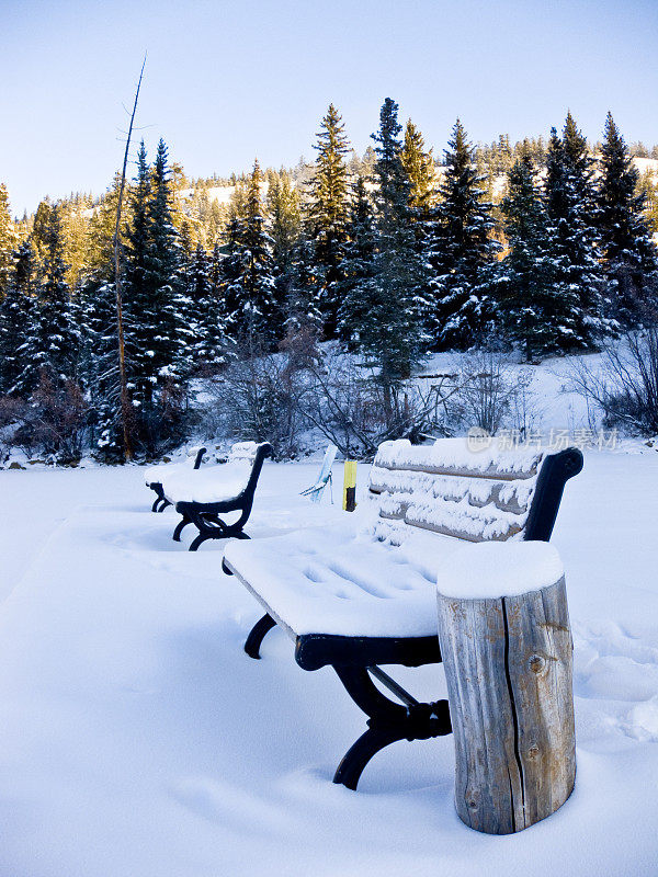 公园里的长椅上有雪。