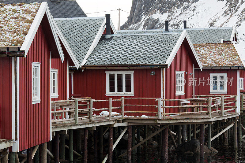挪威罗浮敦群岛上的红色木制房屋(rorbuer)
