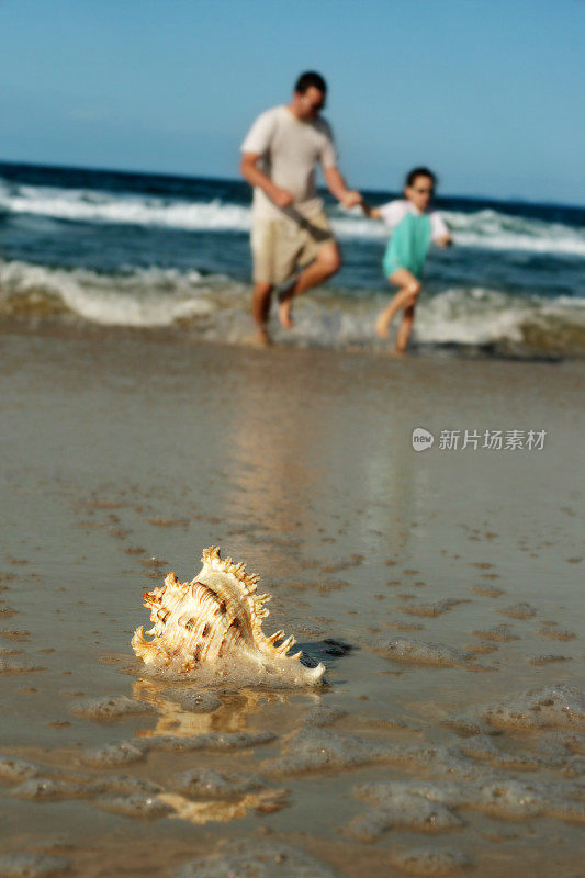 一家人在海滩上