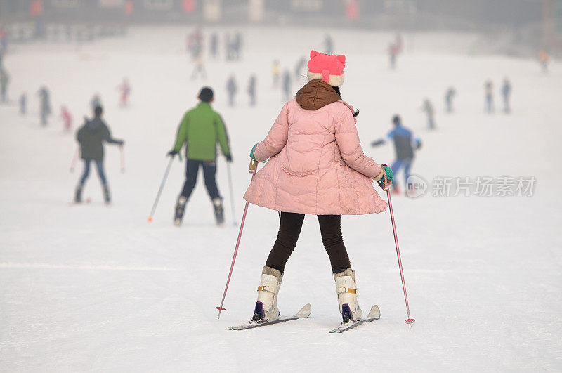 滑雪的女孩